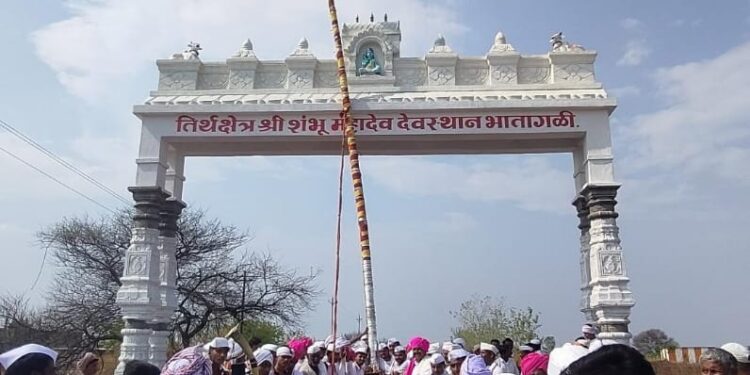 भातागळी येथील मानाच्या काठीचे शिखर शिंगणापूरकडे प्रस्थान