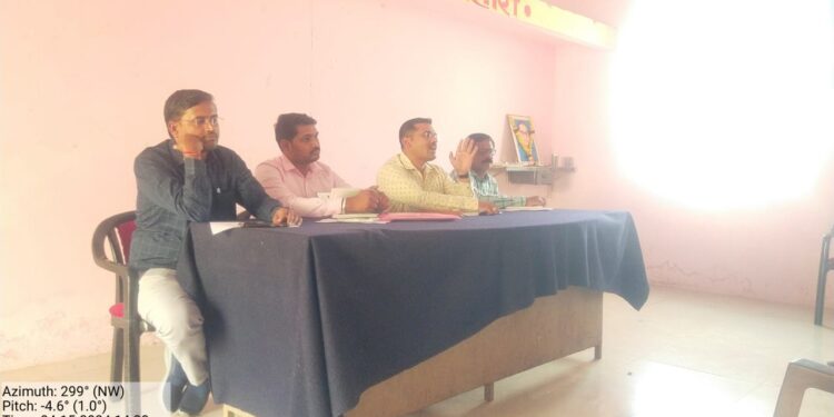 लोहारा येथे खरीप हंगाम पूर्व तयारी तालुकास्तरीय बैठक