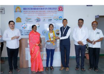 लोहारा शहरातील भानुदासराव चव्हाण महाविद्यालयातील विद्यार्थिनी अर्पिता यादव बारावी परीक्षेत तालुक्यात प्रथम