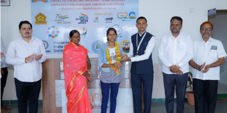 लोहारा शहरातील भानुदासराव चव्हाण महाविद्यालयातील विद्यार्थिनी अर्पिता यादव बारावी परीक्षेत तालुक्यात प्रथम