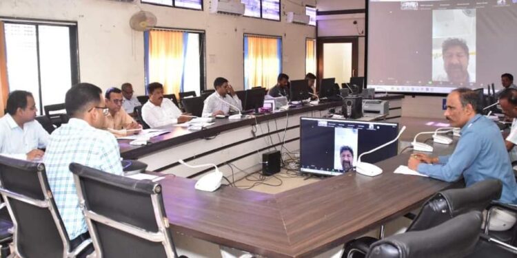 जास्तीत जास्त शेतकऱ्यांना पीक कर्ज वाटपासाठी बँकांनी गावनिहाय शिबिरांचे आयोजन करावे – जिल्हाधिकारी डॉ. सचिन ओंबासे