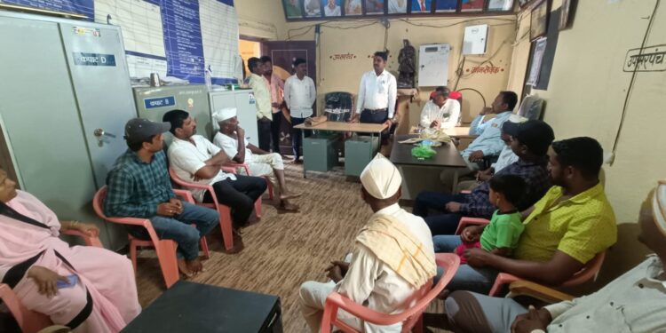 लोहारा खुर्द येथे बीबीएफ पेरणी यंत्रधारक शेतकऱ्यांचे प्रशिक्षण