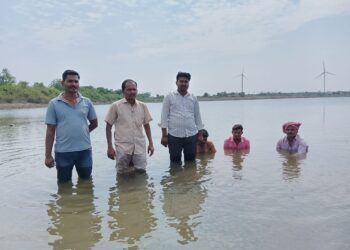 हिप्परगा (रवा) येथील तलावात स्वराज्य संघटना व शेतकऱ्यांचे जलसमाधी आंदोलन