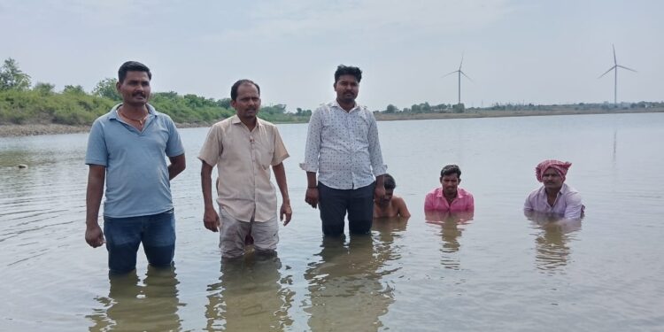 हिप्परगा (रवा) येथील तलावात स्वराज्य संघटना व शेतकऱ्यांचे जलसमाधी आंदोलन