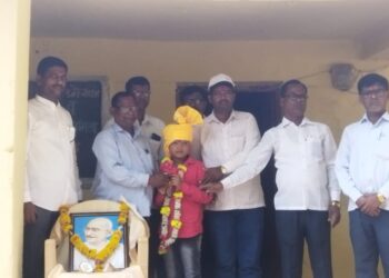 शिष्यवृत्ती परीक्षेत पात्र झाल्याबद्दल विद्यार्थ्याचा शाळेत सत्कार