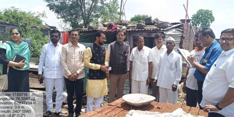 राज्य मागासवर्ग आयोगाच्या सदस्यांचा दौरा – लोहारा तालुक्यातील फनेपुर येथे गवंडी समाजबांधवांशी केली चर्चा