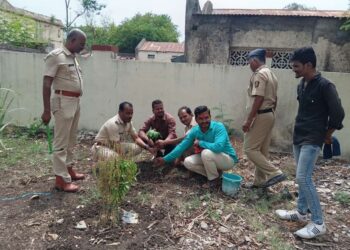 लोहारा पोलीस ठाण्याचे पोलीस निरीक्षक अजित चिंतले यांच्या वाढदिवसानिमित्त वृक्षारोपण