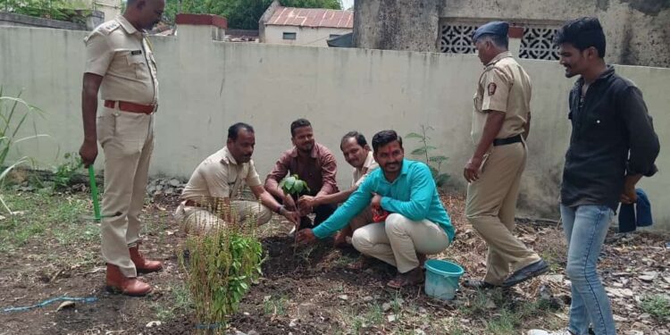 लोहारा पोलीस ठाण्याचे पोलीस निरीक्षक अजित चिंतले यांच्या वाढदिवसानिमित्त वृक्षारोपण