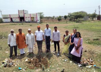 लोहारा शहरातील भानुदासराव चव्हाण महाविद्यालयाच्या वतीने वृक्षलागवड करून जागतिक पर्यावरण दिन साजरा