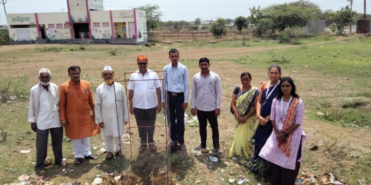 लोहारा शहरातील भानुदासराव चव्हाण महाविद्यालयाच्या वतीने वृक्षलागवड करून जागतिक पर्यावरण दिन साजरा