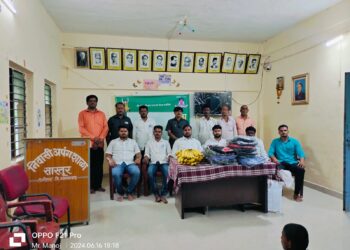 पार्वती मल्टिस्टेटचे संस्थापक अध्यक्ष कै. आबासाहेब साळुंके यांच्या जयंतीनिमित्त शालेय साहित्य व फळे वाटप