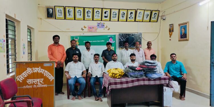 पार्वती मल्टिस्टेटचे संस्थापक अध्यक्ष कै. आबासाहेब साळुंके यांच्या जयंतीनिमित्त शालेय साहित्य व फळे वाटप