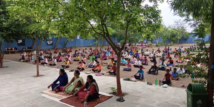 लोहारा शहरातील वसंतदादा पाटील हायस्कूल मध्ये आंतरराष्ट्रीय योग दिन साजरा