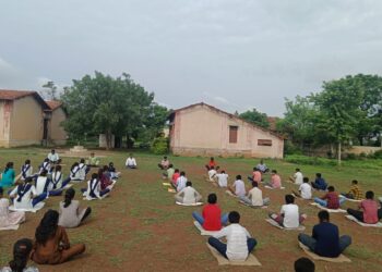 उमरगा तालुक्यातील कलदेव निंबाळा येथे राष्ट्रीय योग दिन साजरा