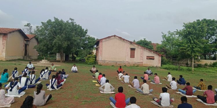 उमरगा तालुक्यातील कलदेव निंबाळा येथे राष्ट्रीय योग दिन साजरा