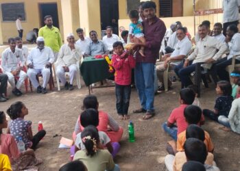 लोहारा तालुक्यातील भोसगा येथील शाळेत विद्यार्थ्यांना छत्र्यांचे वाटप