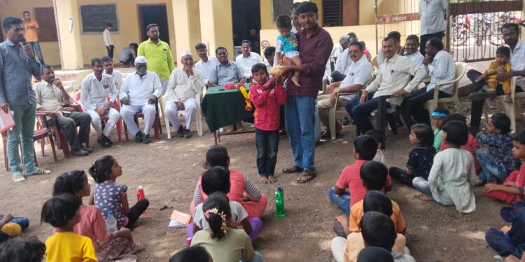 लोहारा तालुक्यातील भोसगा येथील शाळेत विद्यार्थ्यांना छत्र्यांचे वाटप