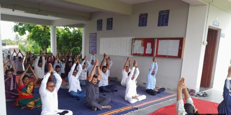योगा व प्राणायमचा धावत्या जीवनशैलीत सांगड घालणे अत्यावश्यक – प्राचार्य डॉ. जी. एच. जाधव