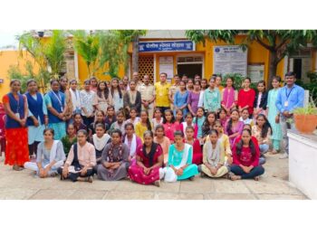 लोहारा पोलीस ठाण्यात नवीन कायद्याच्या जनजागृतीसाठी महाविद्यालयीन विद्यार्थ्यांना मार्गदर्शन