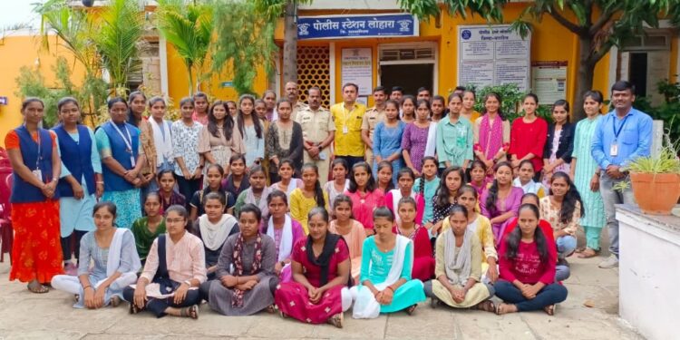 लोहारा पोलीस ठाण्यात नवीन कायद्याच्या जनजागृतीसाठी महाविद्यालयीन विद्यार्थ्यांना मार्गदर्शन