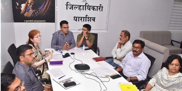 महिलांना अर्ज भरण्यासाठी मदत करून जास्तीत जास्त महिलांना योजनेसाठी प्रोत्साहित करा – जिल्हाधिकारी डॉ. सचिन ओंबासे