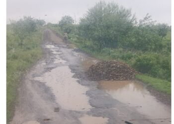 उंडरगाव ते तोरंबा पाटी रस्त्याची दुरावस्था; लोकप्रतिनिधींनी लक्ष देऊन रस्त्याचे काम मार्गी लावण्याची ग्रामस्थांची मागणी