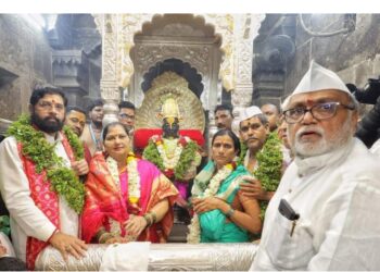 बा विठ्ठला… बळीराजाला सुखी ठेव, कष्टकऱ्यांच्या व सामान्यांच्या जीवनात समृद्धी येऊ दे… मुख्यमंत्र्यांचे विठ्ठल चरणी साकडे – आषाढी एकादशी निमित्त मुख्यमंत्री एकनाथ शिंदे यांच्या हस्ते विठ्ठल रुक्मिणीची महापूजा संपन्न