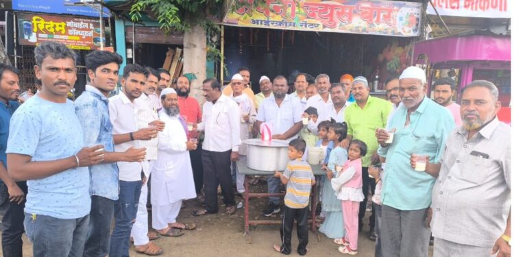 लोहारा शहरात मोहरम सणानिमित्त शरबत वाटप