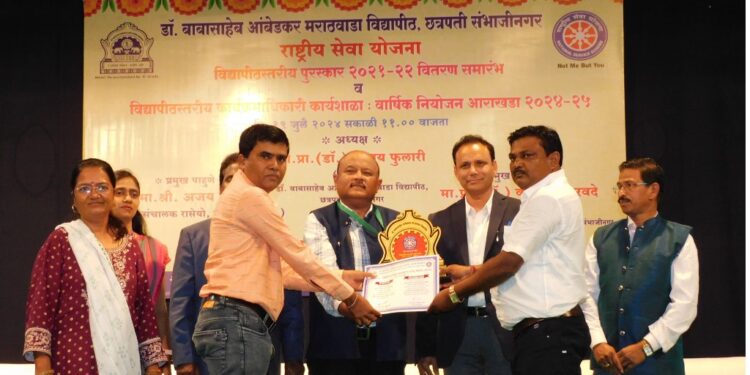 शंकरराव जावळे पाटील महाविद्यालयास राष्ट्रीय सेवा योजना विद्यापीठस्तरीय उत्कृष्ट महाविद्यालय पुरस्कार