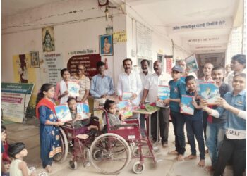 माजी मुख्यमंत्री उद्धव ठाकरे यांच्या वाढदिवसानिमित्त सास्तुर येथे रुग्णांना फळे तर दिव्यांग विद्यार्थ्यांना शैक्षणिक साहित्य वाटप