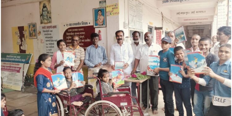 माजी मुख्यमंत्री उद्धव ठाकरे यांच्या वाढदिवसानिमित्त सास्तुर येथे रुग्णांना फळे तर दिव्यांग विद्यार्थ्यांना शैक्षणिक साहित्य वाटप