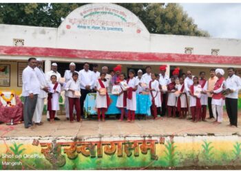 तोरंबा येथील भाऊसाहेब बिराजदार प्राथमिक विद्यालयात विद्यार्थ्यांना शालेय साहित्य वाटप