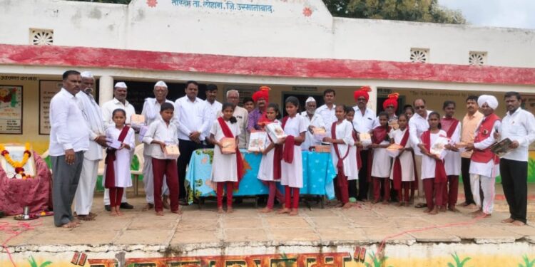 तोरंबा येथील भाऊसाहेब बिराजदार प्राथमिक विद्यालयात विद्यार्थ्यांना शालेय साहित्य वाटप