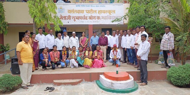 लोहारा शहरातील वसंतदादा पाटील हायस्कुल व नेताजी सुभाषचंद्र बोस महाविद्यालयातील गुणवंतांचा सत्कार
