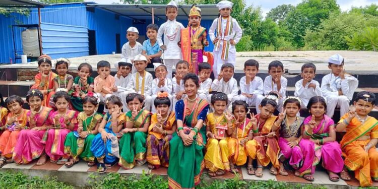 आषाढी एकादशीनिमित्त माऊली माऊलीच्या गजरात न्यू व्हिजनच्या चिमुकल्यांनी काढली दिंडी