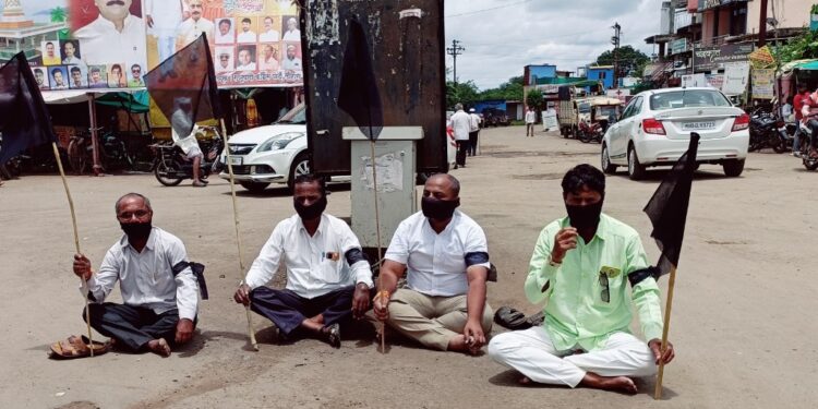 तोंडावर काळी फित बांधून आंदोलन करत केला सरकारचा निषेध