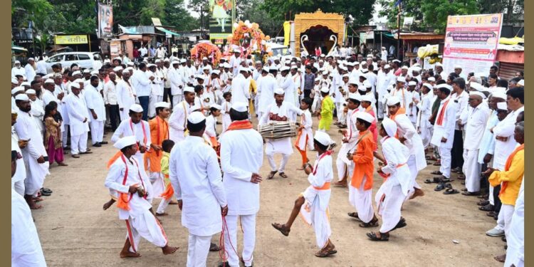 माकणी येथे संत शिरोमणी मारुती महाराज पुण्यतिथी सोहळ्यानिमित्त महाराजांच्या पादुकांची सवाद्य मिरवणूक