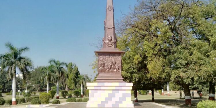 पुस्तक प्रकाशन व माजी विद्यार्थ्यांच्या संवाद मेळाव्याचे आयोजन