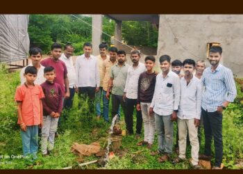 गणेशोत्सवा निमित्त स्वराज्य ग्रुपचा उपक्रम; बंद असलेल्या बोअरवेलची दुरुस्ती करून नागरिकांची गैरसोय केली दूर