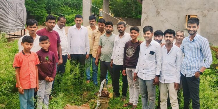 गणेशोत्सवा निमित्त स्वराज्य ग्रुपचा उपक्रम; बंद असलेल्या बोअरवेलची दुरुस्ती करून नागरिकांची गैरसोय केली दूर