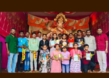 लोहारा शहरातील किंग कोब्रा गणेश मंडळाच्या वतीने स्पर्धेतील विजेत्यांना बक्षीस वितरण