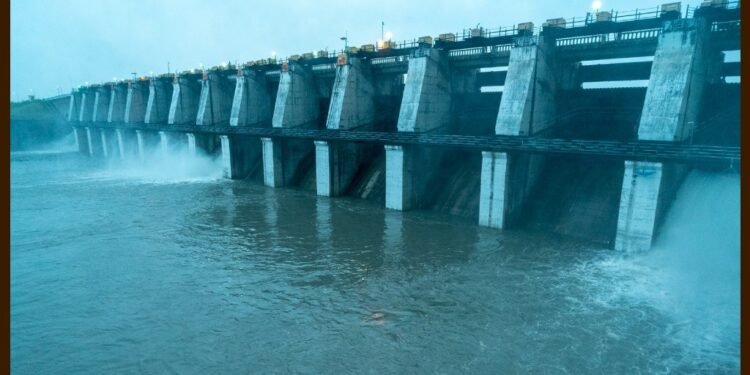 माकणी येथील निम्न तेरणा प्रकल्पाचे दरवाजे उघडले; नदीपात्राजवळील नागरिकांनी सतर्क राहण्याचे आवाहन