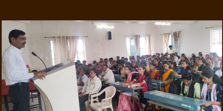 माकणी येथील महाविद्यालयात विज्ञान मंडळाचे उद्घाटन