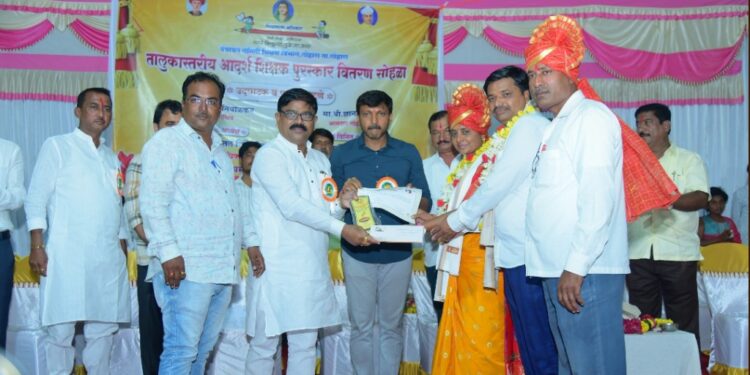 लोहारा पंचायत समितीच्या शिक्षण विभागाकडून ३५ शिक्षकांचा तालुकास्तरीय आदर्श शिक्षक पुरस्काराने सन्मान