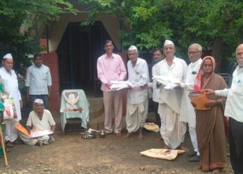 सालेगाव येथे डॉ. द्वारकादास लोहिया यांच्या जयंतीनिमित्त ड्रेसचे वाटप