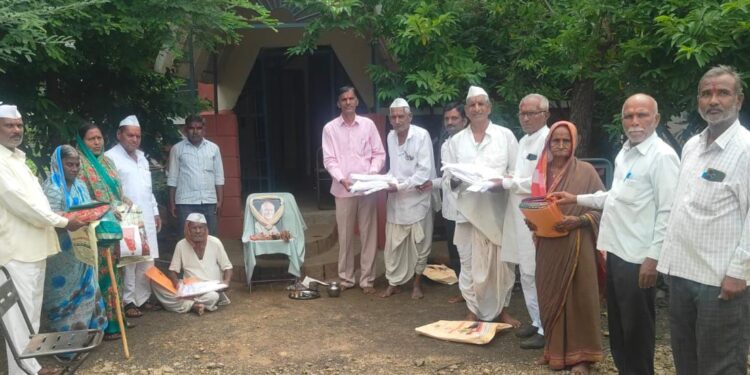सालेगाव येथे डॉ. द्वारकादास लोहिया यांच्या जयंतीनिमित्त ड्रेसचे वाटप