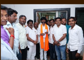 सामाजिक कार्यकर्ते सातलिंग स्वामी यांनी उमेदवारी अर्ज दाखल केल्यानंतर मराठा योद्धा मनोज जरांगे पाटील यांची आंतरवली येथे घेतली भेट