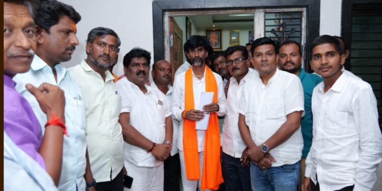 सामाजिक कार्यकर्ते सातलिंग स्वामी यांनी उमेदवारी अर्ज दाखल केल्यानंतर मराठा योद्धा मनोज जरांगे पाटील यांची आंतरवली येथे घेतली भेट