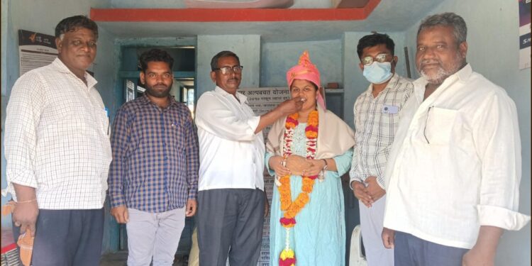 विभागस्तरीय वेट लिफ्टिंग स्पर्धेत प्रथम आल्याबद्दल श्वेता झिंगाडे हिचा सत्कार