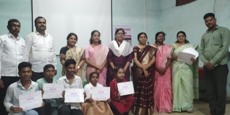 जिल्हास्तरीय कलाउत्सवात सास्तूर निवासी दिव्यांग शाळेचा संघ प्रथम